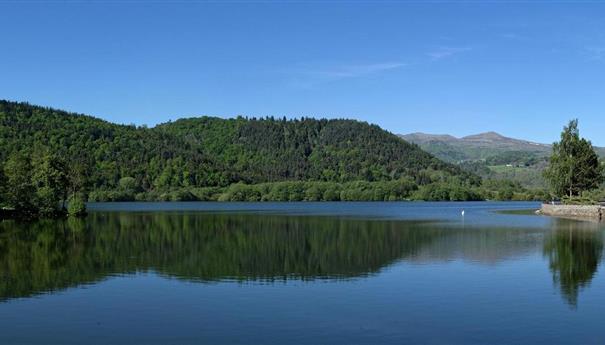 Lac Chambon : Vue Panoramique Magnifique en Auvergne