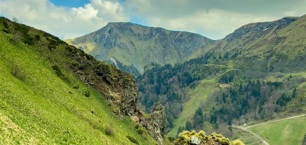 Massif du Sancy : Vallée du Val d'Enfer, Un Paysage D'Exception Avec Vue sur le Roc de Cuzeau