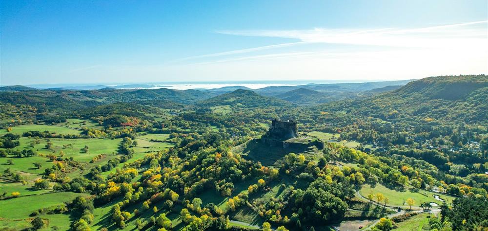 Le Château de Murol, perché sur son promontoire rocheux, domine la campagne auvergnate.