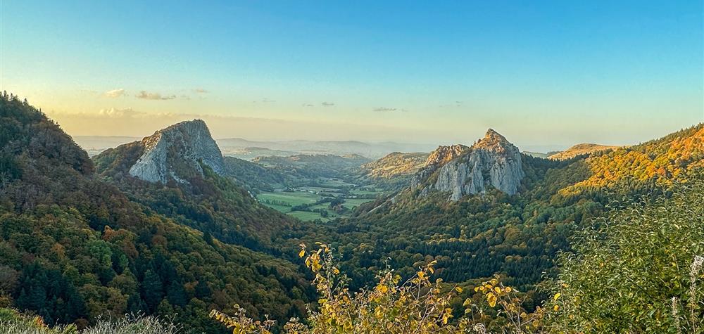 Roches Tuilière et Sanadoire : Couleurs d'Automne et Magie du Coucher de Soleil