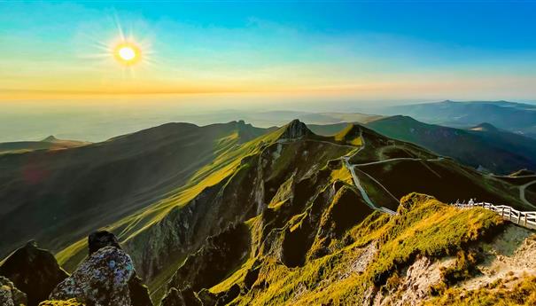 Massif des Dores : Coucher de Soleil Magique au Puy de Sancy - Un Spectacle Naturel Impressionnant