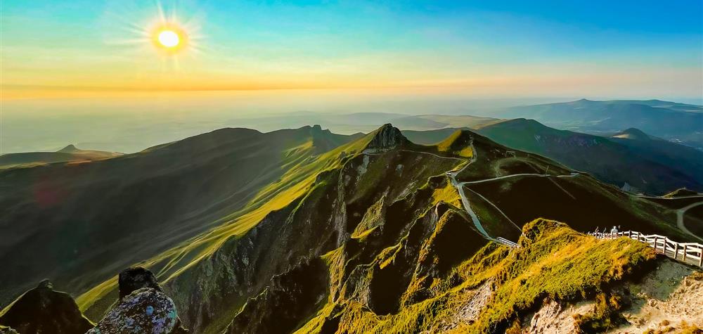 Massif des Dores : Coucher de Soleil Magique au Puy de Sancy - Un Spectacle Naturel Impressionnant