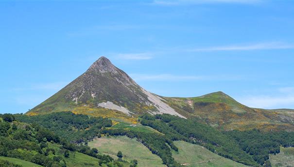 Puy Griou : Sommet Iconique des Monts du Cantal