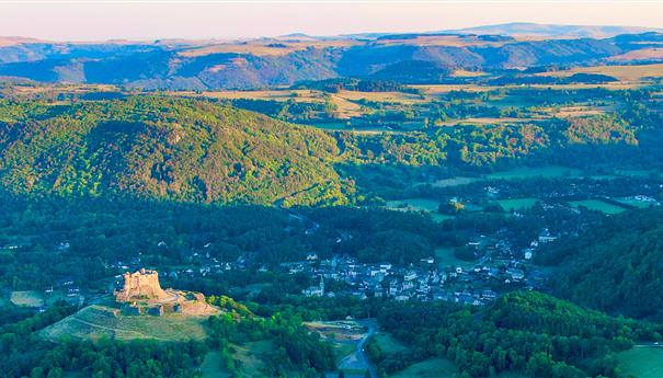 Murol : Le Château dominant la Cité